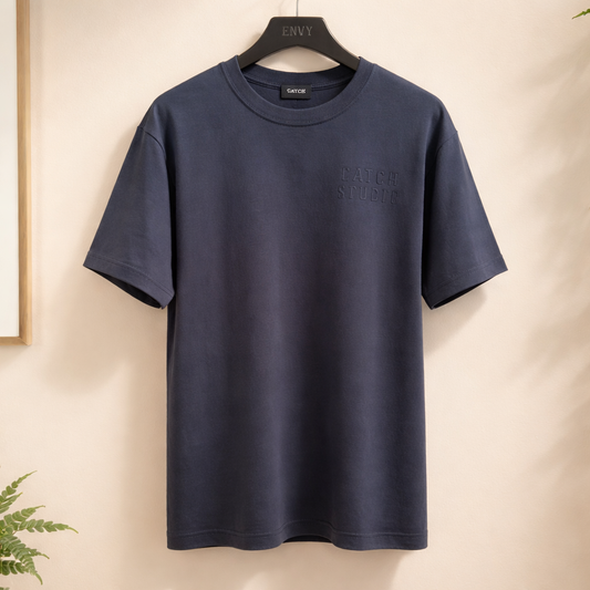 Camiseta Minimalista “Catch Studio” Azul Marino – Unisex
