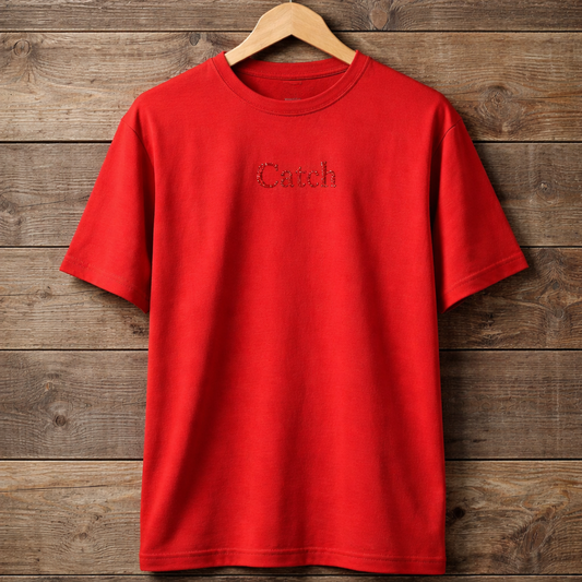 Camiseta Roja “Catch” – Minimalista y Versátil